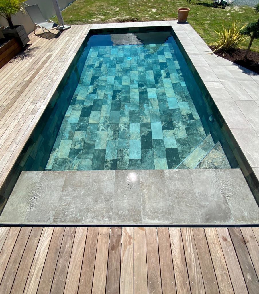 Piscine avec carrelage au fond et bord en bois